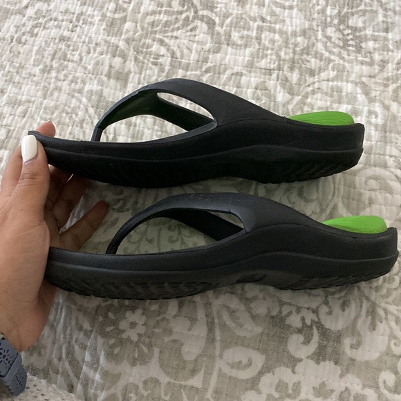 Crocs | Charcoal & Lime Green Athens II Flip-Flop - Unisex - Picture 8 of 12